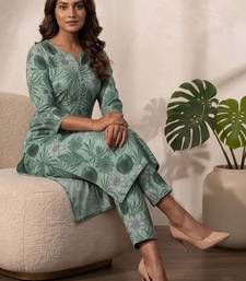 Women Floral Printed Regular Kurta with Trousers