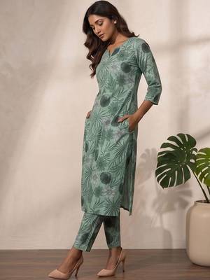 Women Floral Printed Regular Kurta with Trousers 3
