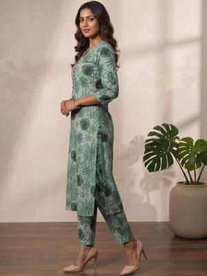 Women Floral Printed Regular Kurta with Trousers 1