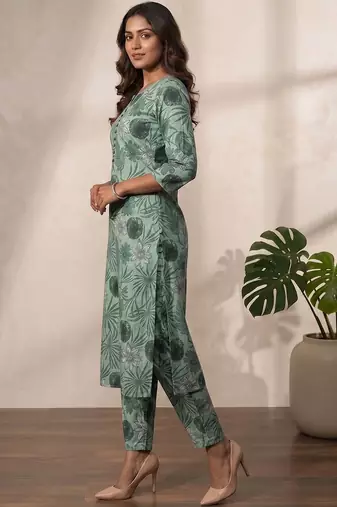 Women Floral Printed Regular Kurta with Trousers