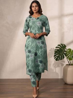 Women Floral Printed Regular Kurta with Trousers 6