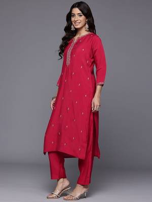 Thread & Zari Embroidered Kurta with Trouser & Ethnic Printed Dupatta 6