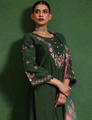 Women Floral Embroidered Regular Thread Work  Cotton Kurta with Trousers & With Dupatta 6