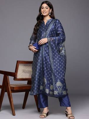 Women Floral Printed Kurta with Trousers & Dupatta 1