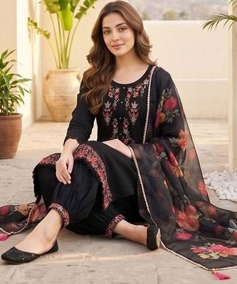 Women Floral Embroidered Regular Thread Work Kurta with Patiala & With Dupatta 2