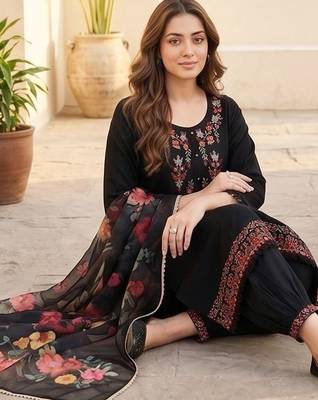Women Floral Embroidered Regular Thread Work Kurta with Patiala & With Dupatta 4