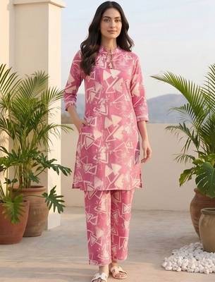 Women Printed Regular Kurta with Trousers 1