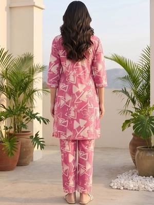 Women Printed Regular Kurta with Trousers 6