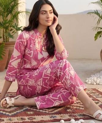 Women Printed Regular Kurta with Trousers 7