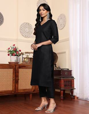 V-Neck Solid Straight Kurta with Trouser & Printed Dupatta 6