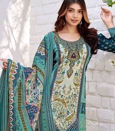Women Floral Printed Regular Beads and Stones Kurta with Trousers & With Dupatta