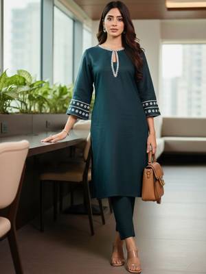 Women Ethnic Motifs Embroidered Regular Thread Work Kurta with Trousers 5
