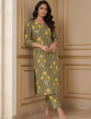 Women Floral Printed Regular Kurta with Trousers 1