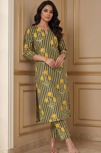 Women Floral Printed Regular Kurta with Trousers