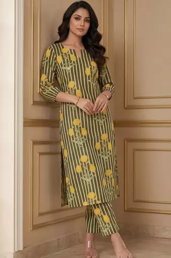 Women Floral Printed Regular Kurta with Trousers