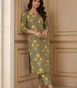 Women Floral Printed Regular Kurta with Trousers