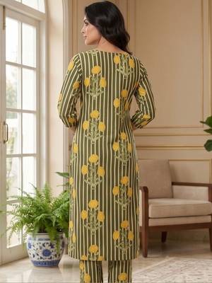 Women Floral Printed Regular Kurta with Trousers 2