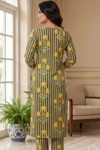 Women Floral Printed Regular Kurta with Trousers