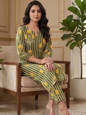 Women Floral Printed Regular Kurta with Trousers 3