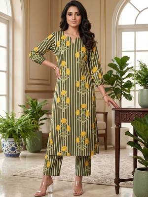 Women Floral Printed Regular Kurta with Trousers 4