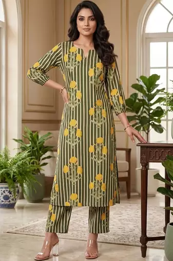 Women Floral Printed Regular Kurta with Trousers