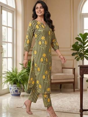 Women Floral Printed Regular Kurta with Trousers 5