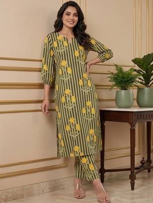 Women Floral Printed Regular Kurta with Trousers 6