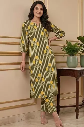 Women Floral Printed Regular Kurta with Trousers