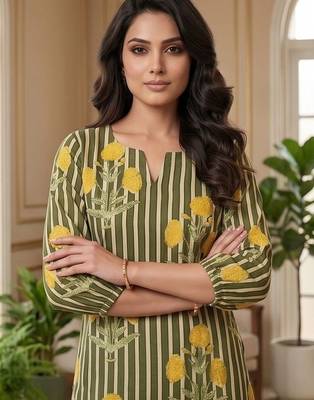 Women Floral Printed Regular Kurta with Trousers 7