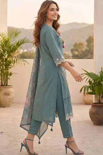 Women Floral Embroidered Regular Thread Work  Cotton Kurta with Trousers & With Dupatta