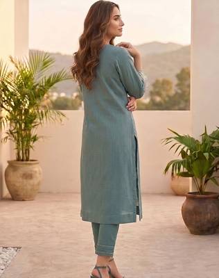 Women Floral Embroidered Regular Thread Work  Cotton Kurta with Trousers & With Dupatta 3