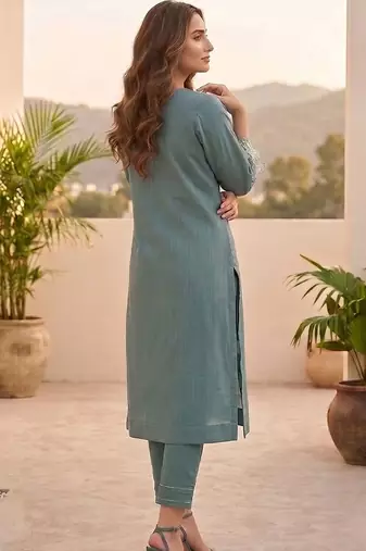 Women Floral Embroidered Regular Thread Work  Cotton Kurta with Trousers & With Dupatta