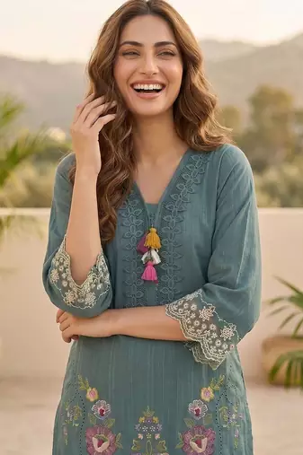 Women Floral Embroidered Regular Thread Work  Cotton Kurta with Trousers & With Dupatta