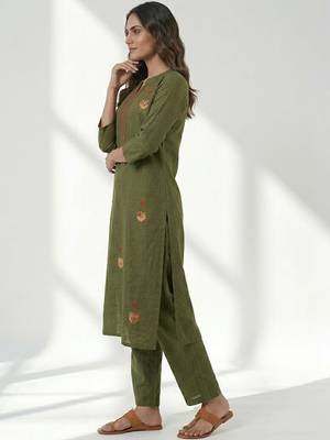 Women Ethnic Motifs Embroidered Regular Thread Work Kurta with Trousers 2