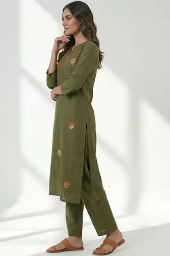 Women Ethnic Motifs Embroidered Regular Thread Work Kurta with Trousers
