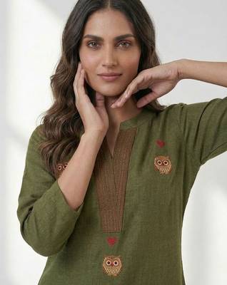 Women Ethnic Motifs Embroidered Regular Thread Work Kurta with Trousers 4
