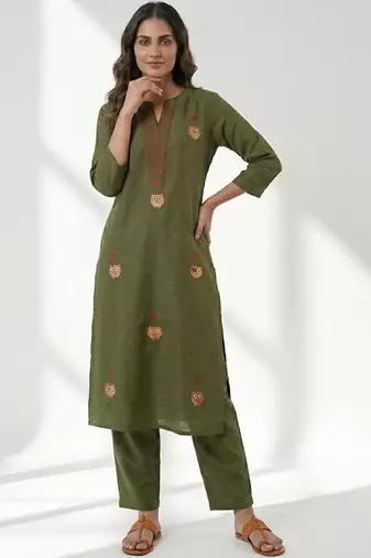 Women Ethnic Motifs Embroidered Regular Thread Work Kurta with Trousers