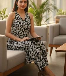 Women Floral Printed Regular Kurta with Trousers