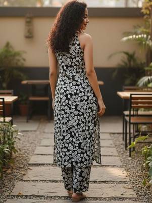 Women Floral Printed Regular Kurta with Trousers 4