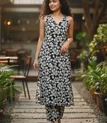 Women Floral Printed Regular Kurta with Trousers