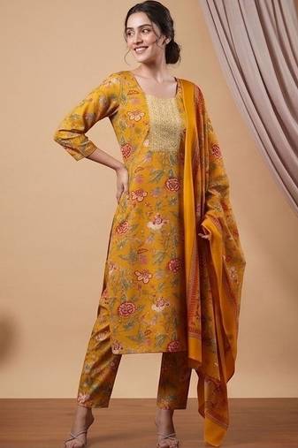 Women Floral Printed Regular Thread Work Kurta with Trousers & With Dupatta