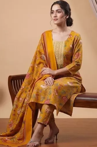 Women Floral Printed Regular Thread Work Kurta with Trousers & With Dupatta