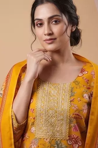 Women Floral Printed Regular Thread Work Kurta with Trousers & With Dupatta