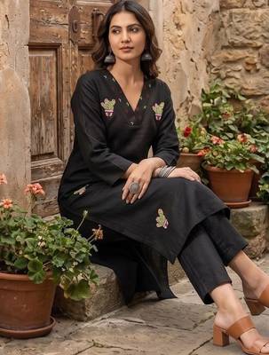 Women Ethnic Motifs Embroidered Regular Thread Work Kurta with Trousers 2