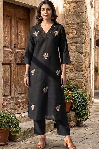 Women Ethnic Motifs Embroidered Regular Thread Work Kurta with Trousers