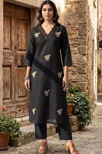 Women Ethnic Motifs Embroidered Regular Thread Work Kurta with Trousers