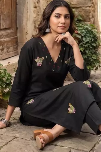 Women Ethnic Motifs Embroidered Regular Thread Work Kurta with Trousers