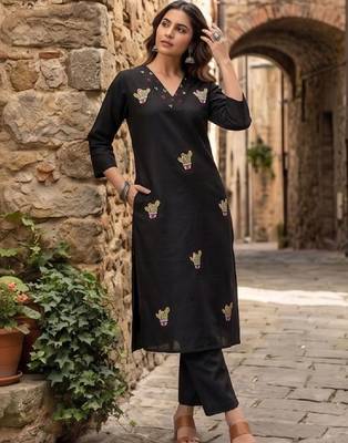 Women Ethnic Motifs Embroidered Regular Thread Work Kurta with Trousers 5
