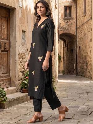 Women Ethnic Motifs Embroidered Regular Thread Work Kurta with Trousers 6