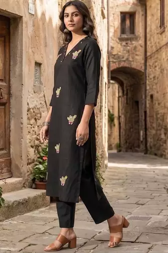 Women Ethnic Motifs Embroidered Regular Thread Work Kurta with Trousers